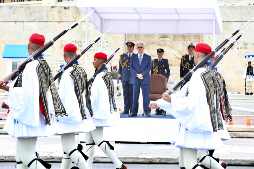 Με λαμπρότητα τιμήθηκε η επέτειος 25ης Μαρτίου - Εντυπωσιακή η στρατιωτική παρέλαση, πλήθος κόσμου στο Σύνταγμα 