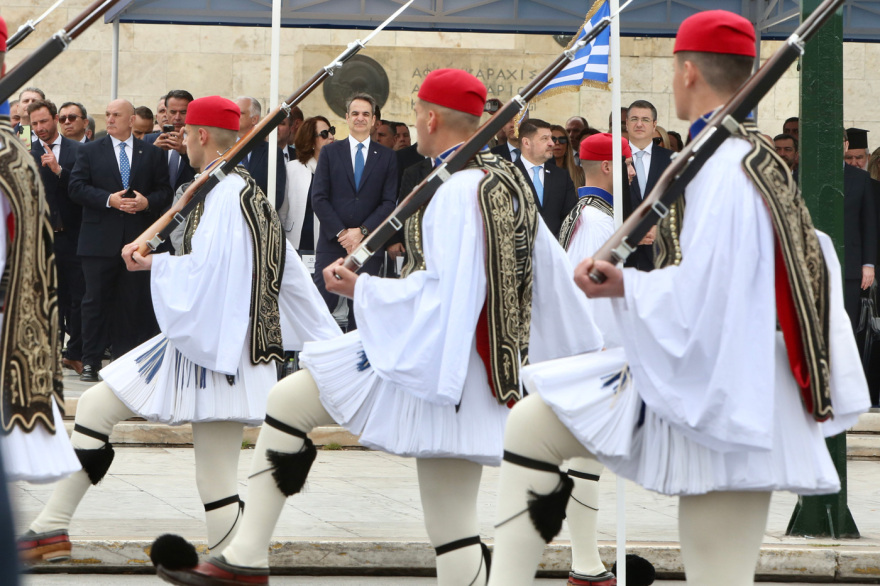 25η Μαρτίου: Η εντυπωσιακή παρέλαση της Προεδρικής Φρουράς στο Σύνταγμα - Δείτε βίντεο