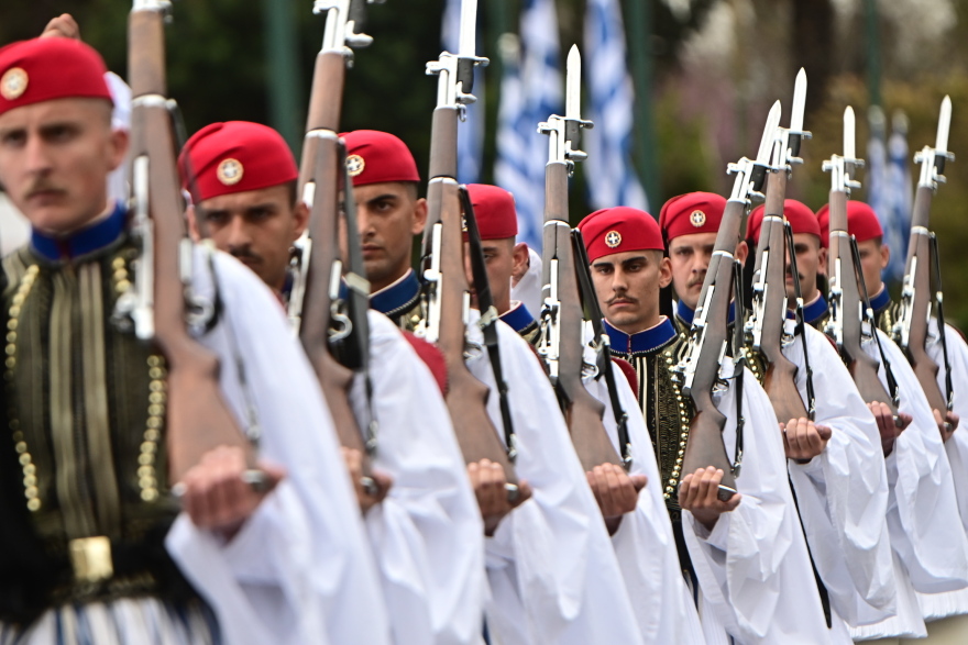 Με λαμπρότητα τιμήθηκε η επέτειος 25ης Μαρτίου - Εντυπωσιακή η στρατιωτική παρέλαση, πλήθος κόσμου στο Σύνταγμα 