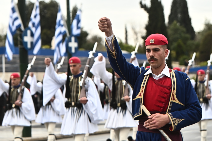 Με λαμπρότητα τιμήθηκε η επέτειος 25ης Μαρτίου - Εντυπωσιακή η στρατιωτική παρέλαση, πλήθος κόσμου στο Σύνταγμα 