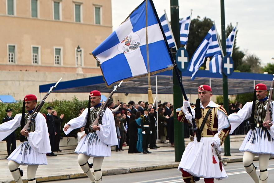 25η Μαρτίου: Η εντυπωσιακή παρέλαση της Προεδρικής Φρουράς στο Σύνταγμα - Δείτε βίντεο