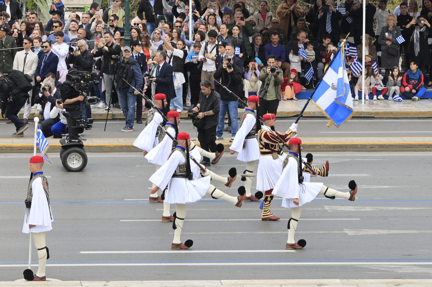 25η Μαρτίου: Η εντυπωσιακή παρέλαση της Προεδρικής Φρουράς στο Σύνταγμα - Δείτε βίντεο