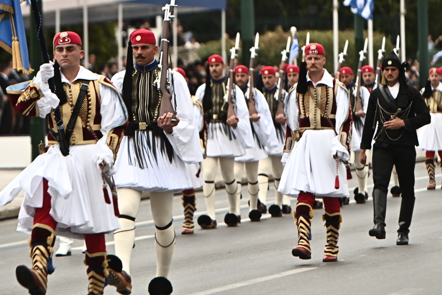 25η Μαρτίου: Η εντυπωσιακή παρέλαση της Προεδρικής Φρουράς στο Σύνταγμα - Δείτε βίντεο