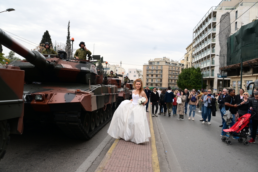 25η Μαρτίου: Ζευγάρι γιόρτασε την επέτειο του γάμου του στην στρατιωτική παρέλαση στο Σύνταγμα