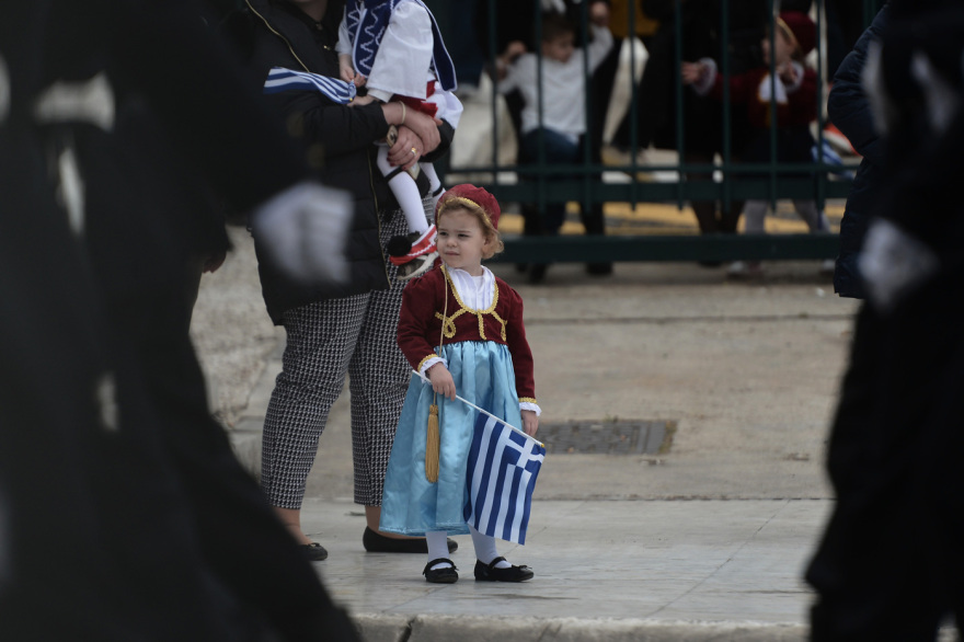 Με λαμπρότητα τιμήθηκε η επέτειος 25ης Μαρτίου - Εντυπωσιακή η στρατιωτική παρέλαση, πλήθος κόσμου στο Σύνταγμα 