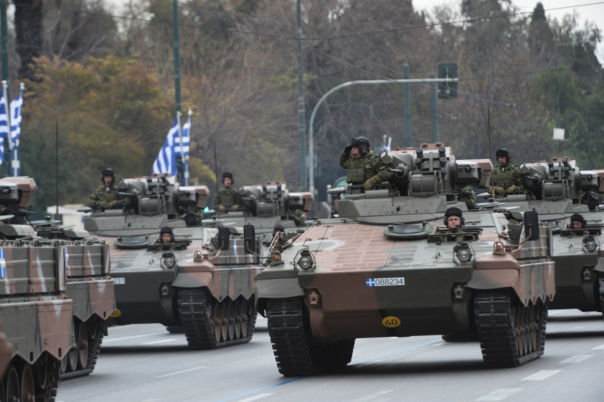 Με λαμπρότητα τιμήθηκε η επέτειος 25ης Μαρτίου - Εντυπωσιακή η στρατιωτική παρέλαση, πλήθος κόσμου στο Σύνταγμα 