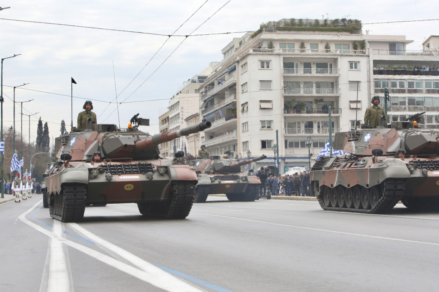 Με λαμπρότητα τιμήθηκε η επέτειος 25ης Μαρτίου - Εντυπωσιακή η στρατιωτική παρέλαση, πλήθος κόσμου στο Σύνταγμα 