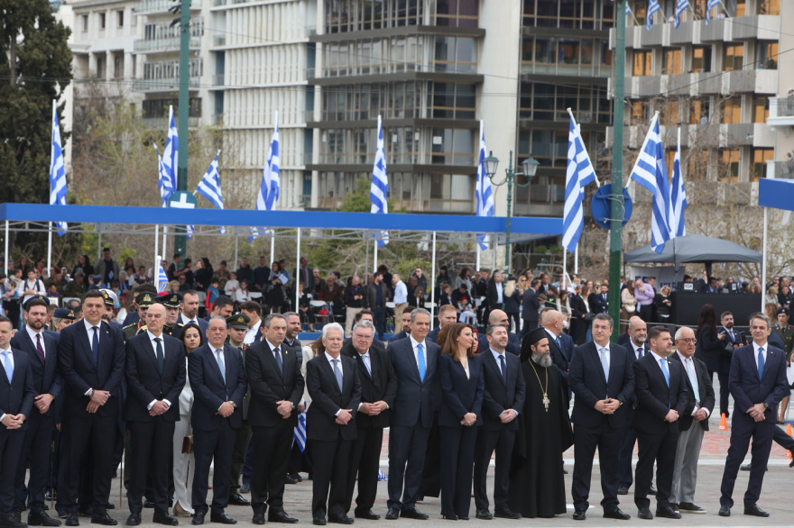 Με λαμπρότητα τιμήθηκε η επέτειος 25ης Μαρτίου - Εντυπωσιακή η στρατιωτική παρέλαση, πλήθος κόσμου στο Σύνταγμα 