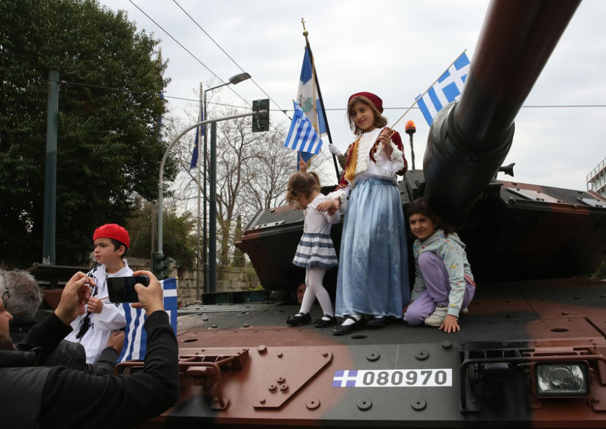 Με λαμπρότητα τιμήθηκε η επέτειος 25ης Μαρτίου - Εντυπωσιακή η στρατιωτική παρέλαση, πλήθος κόσμου στο Σύνταγμα 