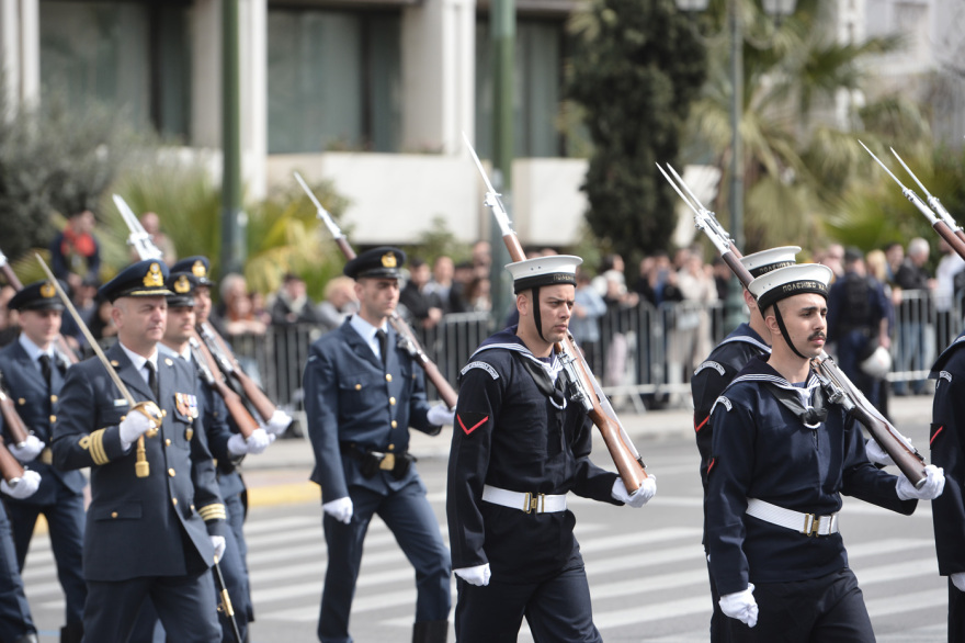 Προετοιμάζεται η Αθήνα για την στρατιωτική παρέλαση της 25ης Μαρτίου που ξεκινά στις 11:00 - Δείτε φωτογραφίες 