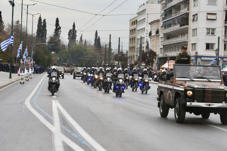 Με λαμπρότητα τιμήθηκε η επέτειος 25ης Μαρτίου - Εντυπωσιακή η στρατιωτική παρέλαση, πλήθος κόσμου στο Σύνταγμα 