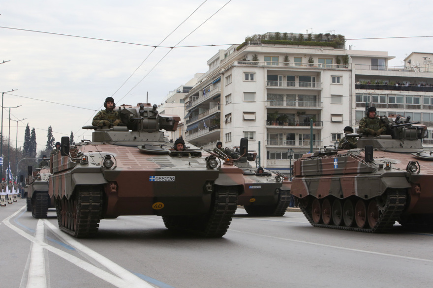 Με λαμπρότητα τιμήθηκε η επέτειος 25ης Μαρτίου - Εντυπωσιακή η στρατιωτική παρέλαση, πλήθος κόσμου στο Σύνταγμα 