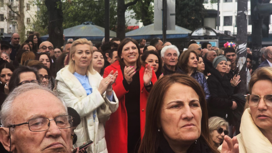 Η Κωνσταντοπούλου  αρνήθηκε να δώσει το χέρι της στον εκπρόσωπο της κυβέρνησης στην παρέλαση στη Λάρισα  - Φωτογραφία