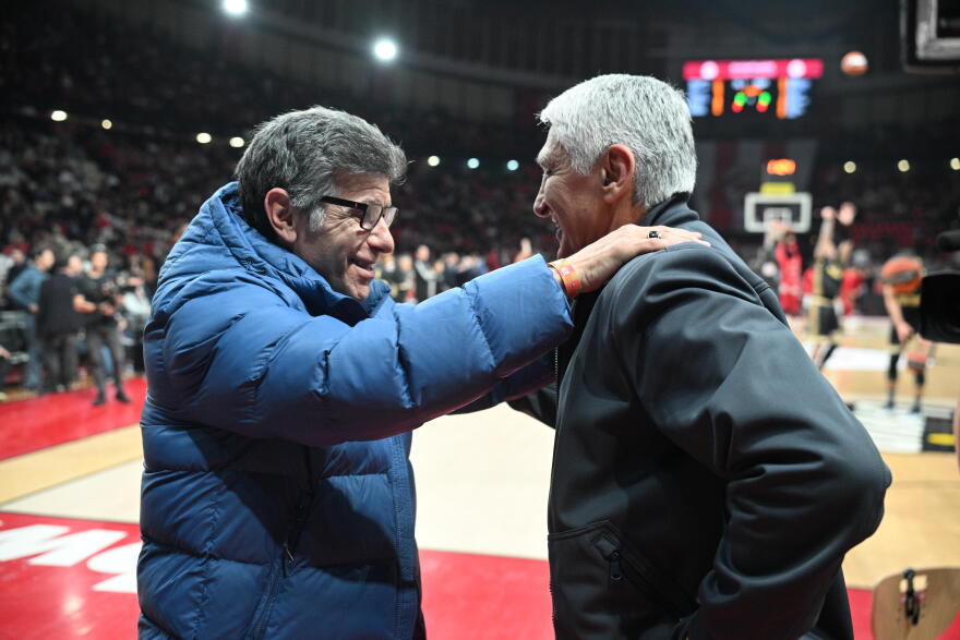 Η αγκαλιά του Μπέζου με τον Γιαννάκη στο ΣΕΦ πριν το Ολυμπιακός - Μονακό, φωτογραφίες