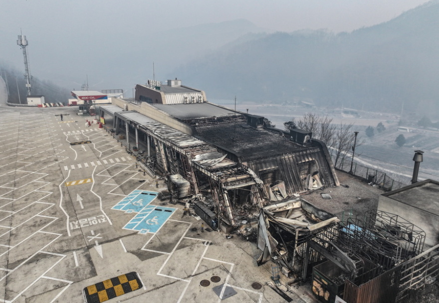 Στάχτη πάνω από 350.000 στρέμματα στη Νότια Κορέα - Στους 26 οι νεκροί, μεταξύ τους και πυροσβέστες