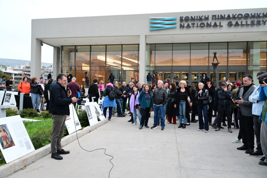 Εθνική Πινακοθήκη: Συγκέντρωση για την επιστροφή των έργων που βανδάλισε ο βουλευτής της Νίκης, δείτε φωτογραφίες