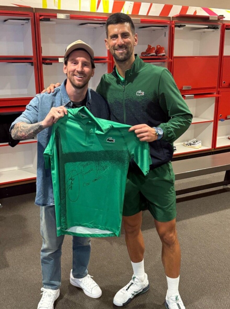 Τζόκοβιτς: «Είχα άγχος που έπαιζα μπροστά στον Μέσι» - Αντάλλαξαν φανέλες οι δύο σταρ - Φωτογραφίες