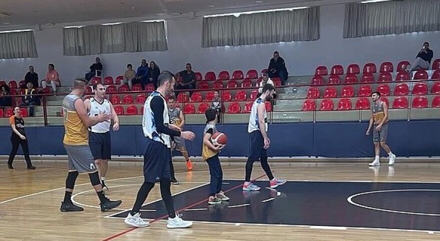 Τρία αδέρφια και ο γιος του μεγάλου αδελφού έπαιξαν στην ίδια ομάδα σε αγώνα μπάσκετ στη Ρόδο