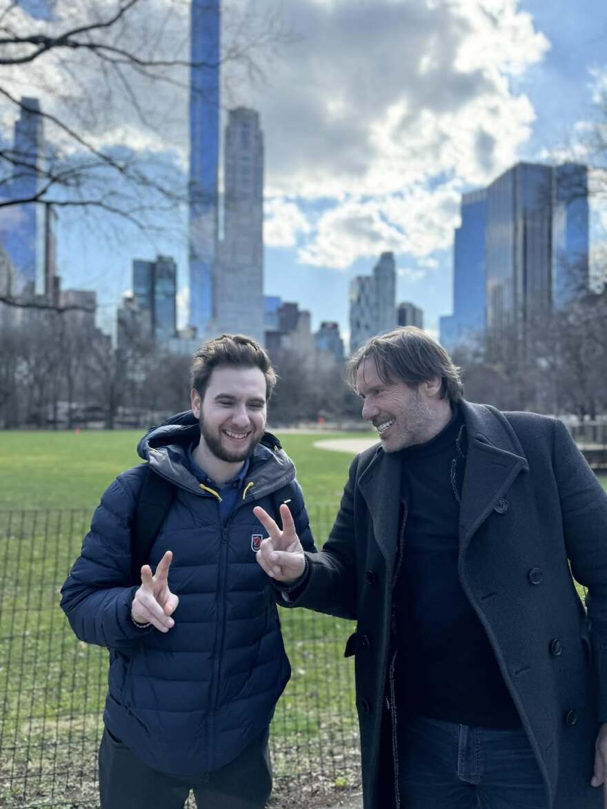 Ο Στράτος Τζώρτζογλου φωτογραφίζεται με τον γιο του στο Instagram