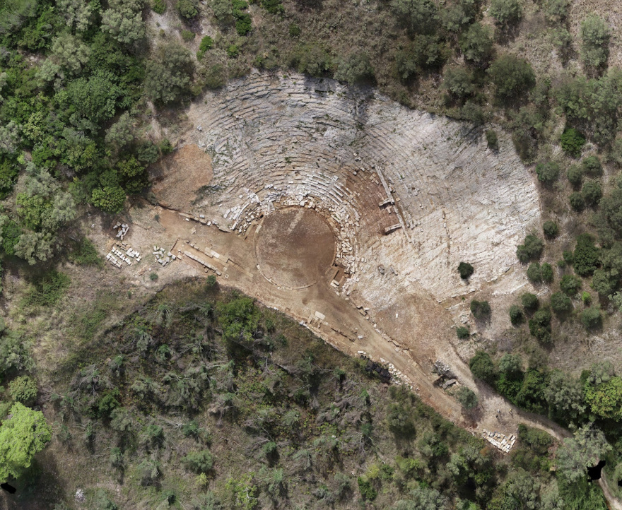 Ο εντοπισμός και η συστηματική ανασκαφή του αρχαίου θεάτρου της Λευκάδας - Δείτε φωτογραφίες 