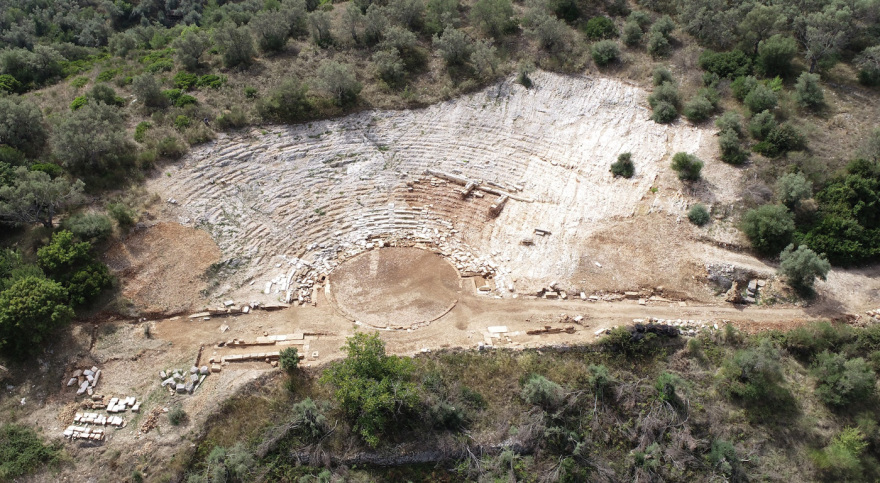 Ο εντοπισμός και η συστηματική ανασκαφή του αρχαίου θεάτρου της Λευκάδας - Δείτε φωτογραφίες 