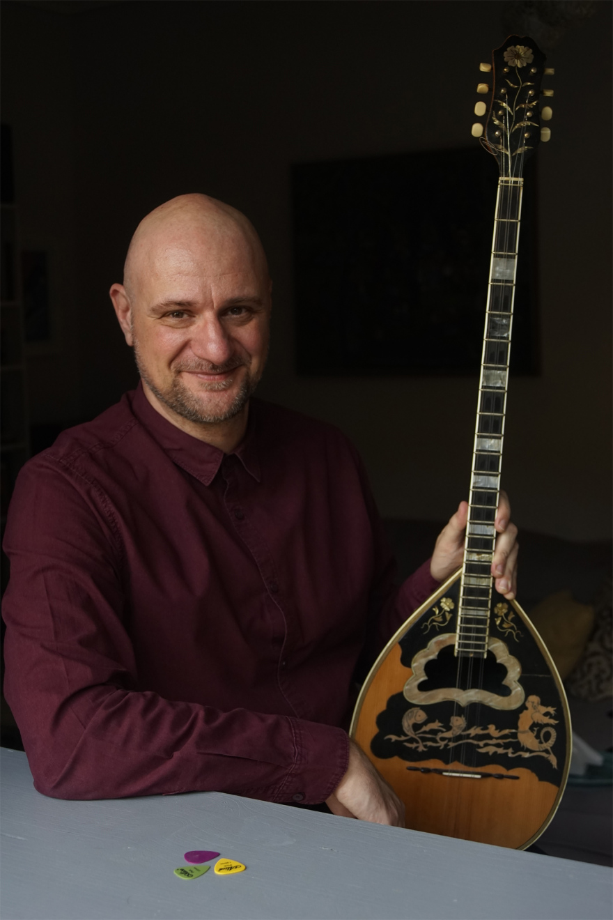 «Δια φόβου και ελέου»: Πώς συναντώνται βαλς, τσιφτετέλι, απτάλικος, τσάμικος και... μπλουζ στον νέο κύκλο τραγουδιών του Τάσου Γιαννούση 