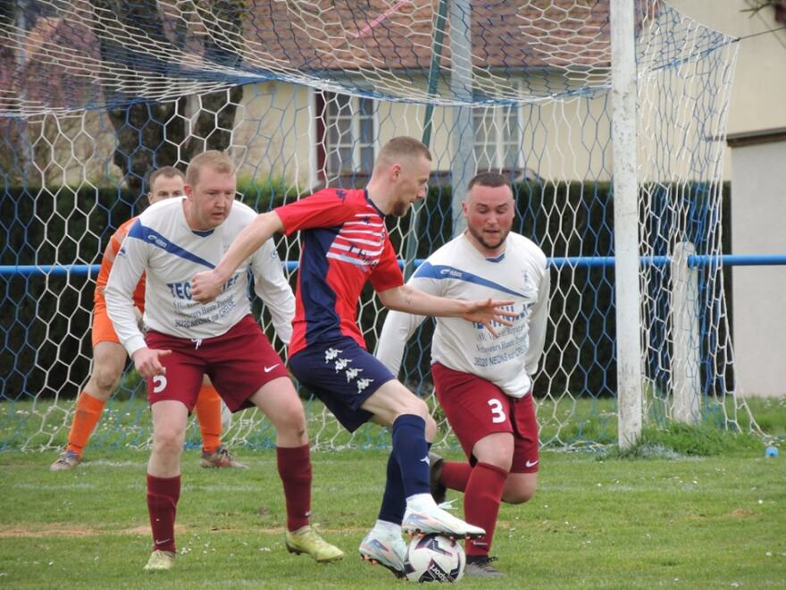 Γαλλία: Απίστευτο περιστατικό σε ερασιτεχνικό πρωτάθλημα με παίκτη να... χάνεται σε μια τεράστια τρύπα