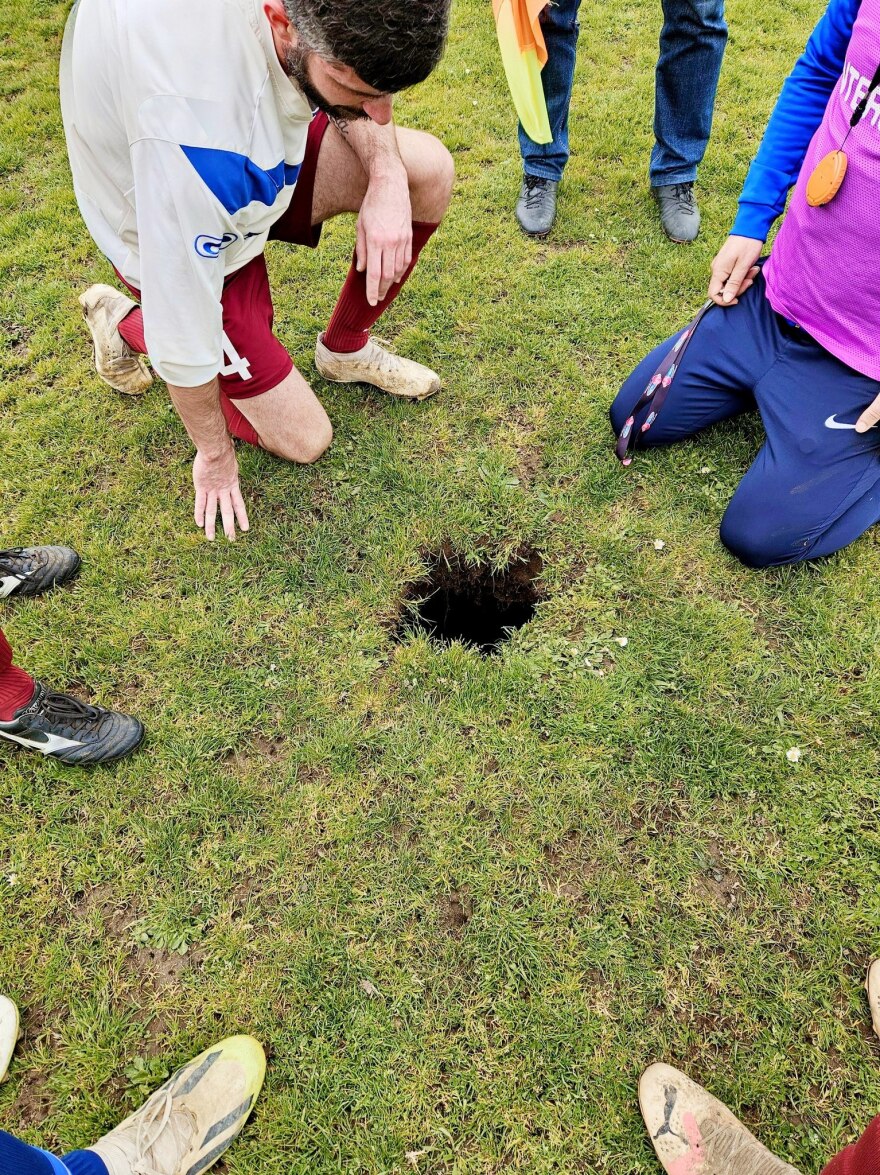 Γαλλία: Απίστευτο περιστατικό σε ερασιτεχνικό πρωτάθλημα με παίκτη να... χάνεται σε μια τεράστια τρύπα