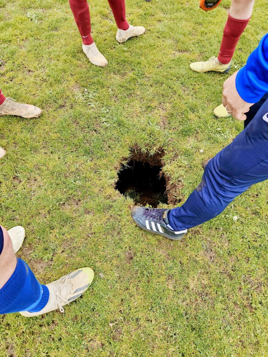 Γαλλία: Απίστευτο περιστατικό σε ερασιτεχνικό πρωτάθλημα με παίκτη να... χάνεται σε μια τεράστια τρύπα