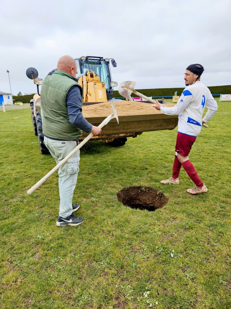 Γαλλία: Απίστευτο περιστατικό σε ερασιτεχνικό πρωτάθλημα με παίκτη να... χάνεται σε μια τεράστια τρύπα