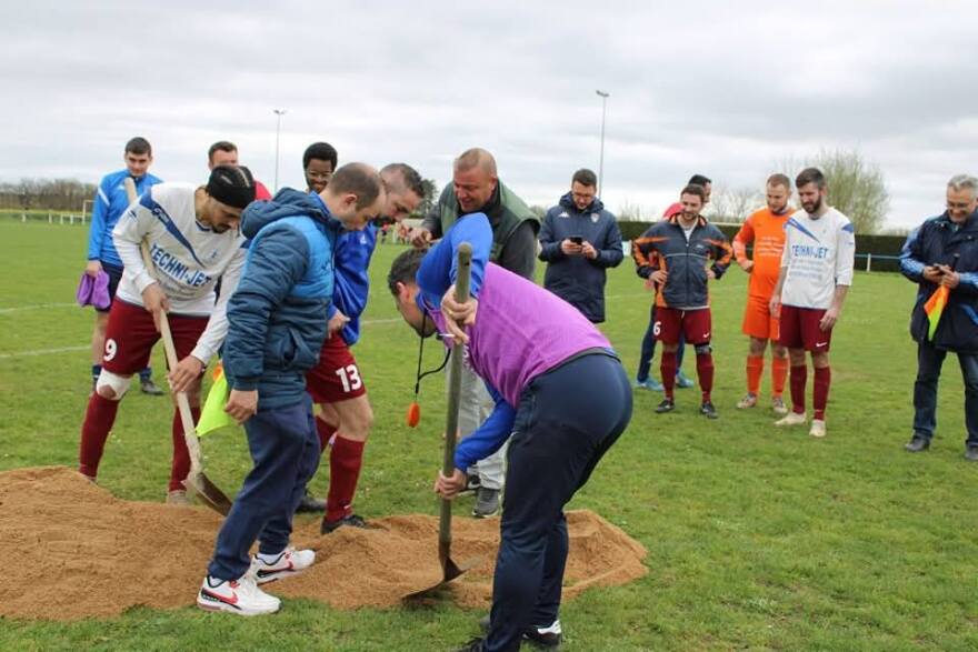 Γαλλία: Απίστευτο περιστατικό σε ερασιτεχνικό πρωτάθλημα με παίκτη να... χάνεται σε μια τεράστια τρύπα