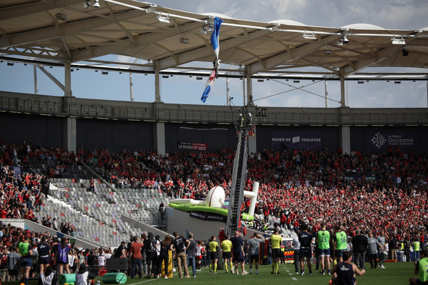 Αλεξιπτωτιστής προσπάθησε να κατεβάσει τη μπάλα για τη σέντρα σε αγώνα ράγκμπι, αλλά βρέθηκε κρεμασμένος στην οροφή του γηπέδου - Δείτε βίντεο