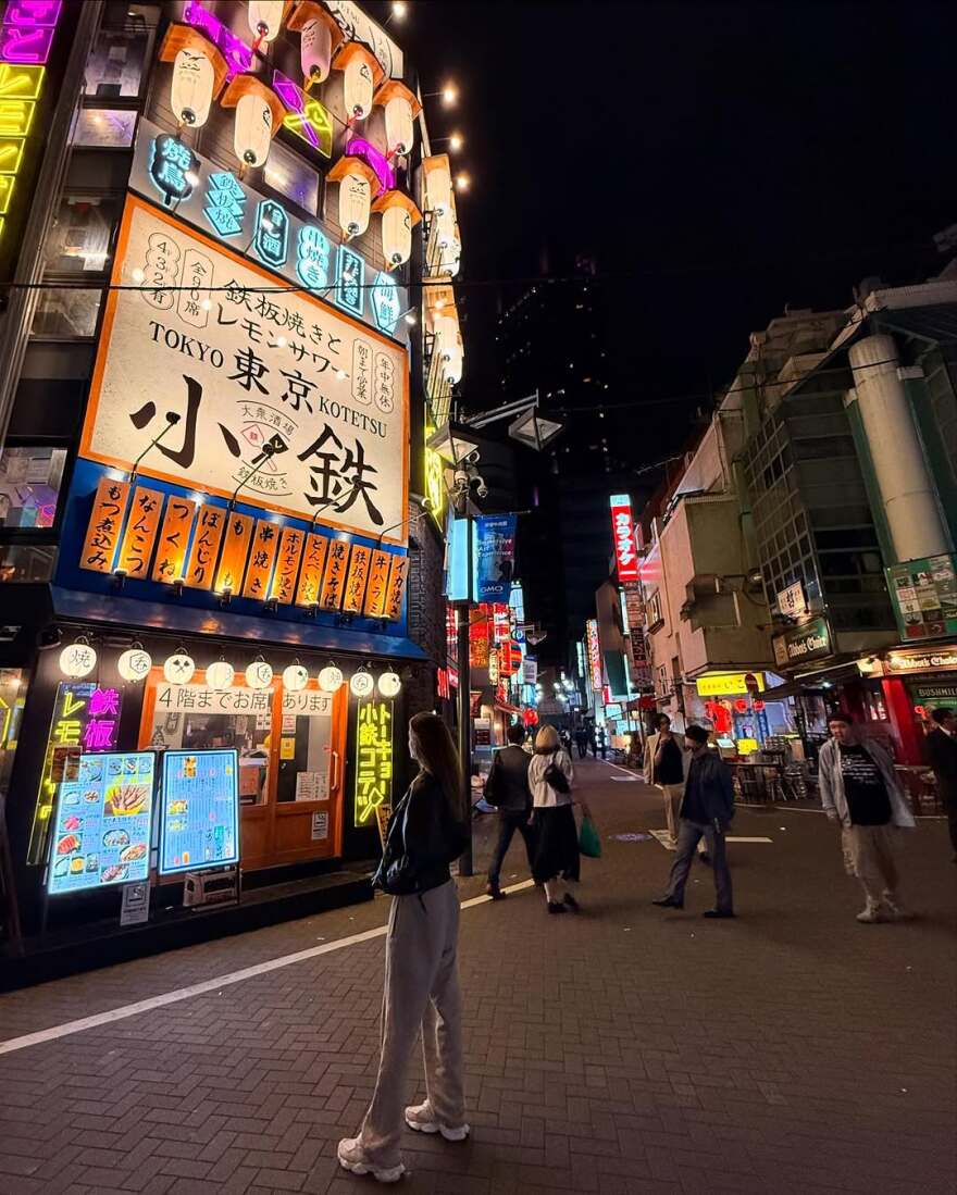 Η Αλεσάντρα Αμπρόσιο ταξίδεψε στο Τόκιο - Η γυμνή φωτογραφία μέσα στο τζακούζι