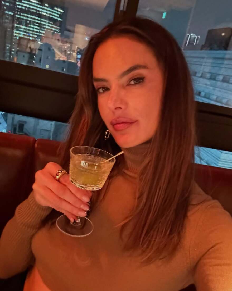 Η Αλεσάντρα Αμπρόσιο ταξίδεψε στο Τόκιο - Η γυμνή φωτογραφία μέσα στο τζακούζι