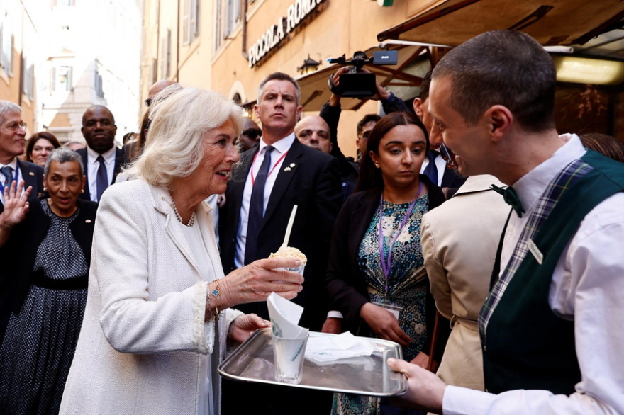 Ομιλία στα ιταλικά, πίτσα και παγωτό: Ο Κάρολος γιόρτασε στη Ρώμη την επέτειο γάμου του με την Καμίλα