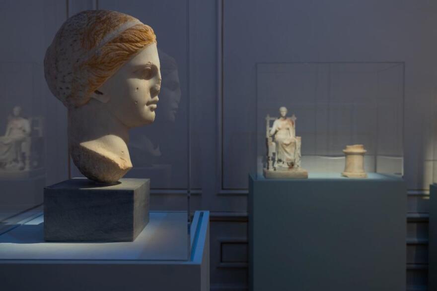 Με την έκθεση «Κυκλαδίτισσες» εγκαινιάζεται το ανακαινισμένο Αρχαιολογικό Μουσείο Θήρας 