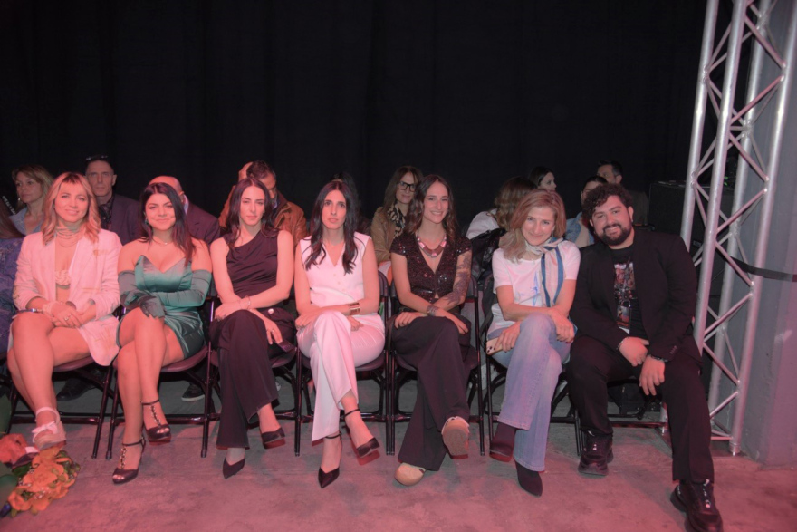 Το ΣΚΡΑΤΣ συναντά την υψηλή ραπτική στο 63ο Αthens Fashion Week – Τα outfits που διεκδίκησαν το βραβείο “Best SCRATCH Designer”