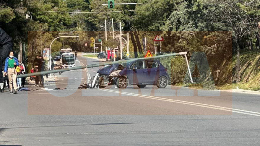 Αποκαταστάθηκε η κυκλοφορία στη Θησέως στην Εκάλη -Αυτοκίνητο έπεσε σε κολώνα φωτισμού