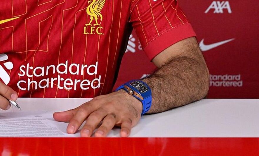 Μοχάμεντ Σαλάχ: Ο «Φαραώ» της Λίβερπουλ «λάμπει» με ρολόι 700 χιλ. ευρώ στην υπογραφή του νέου συμβολαίου