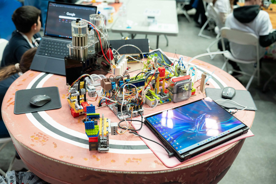 Πανελλήνιος Διαγωνισμός STEM 2025: νέα ταλέντα στην τεχνολογία παρουσίασαν ρομποτικές λύσεις με τεχνητή νοημοσύνη 