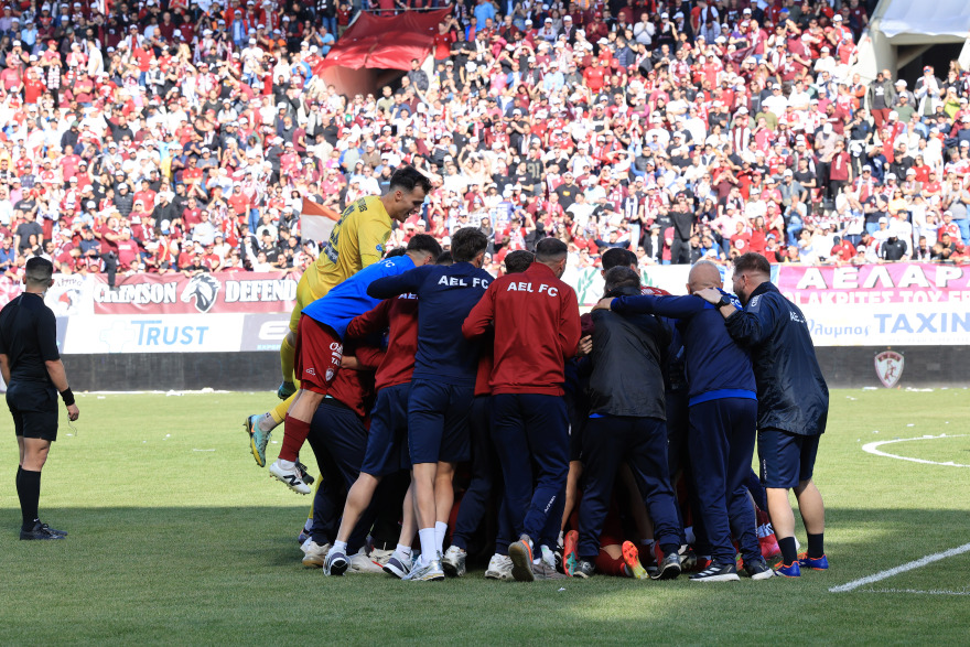 «Κάηκε» η Λάρισα - Με άλογο και πούλμαν στον αγωνιστικό χώρο η φιέστα ανόδου της ΑΕΛ - Βίντεο, φωτογραφίες 