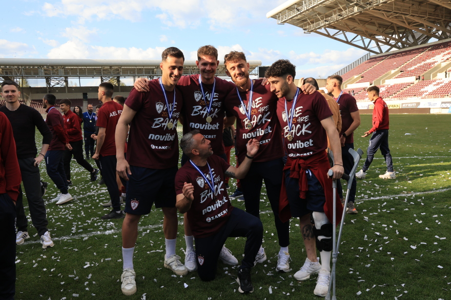 «Κάηκε» η Λάρισα - Με άλογο και πούλμαν στον αγωνιστικό χώρο η φιέστα ανόδου της ΑΕΛ - Βίντεο, φωτογραφίες 