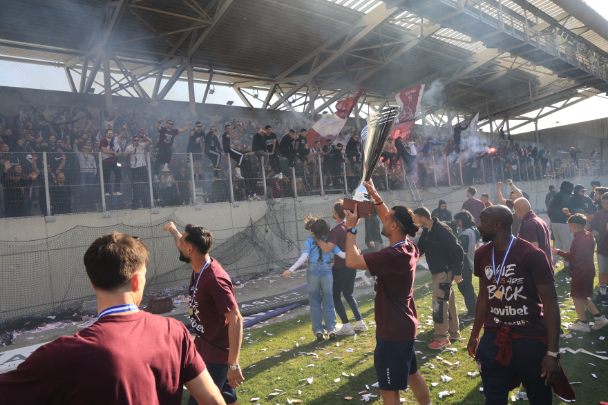 «Κάηκε» η Λάρισα - Με άλογο και πούλμαν στον αγωνιστικό χώρο η φιέστα ανόδου της ΑΕΛ - Βίντεο, φωτογραφίες 