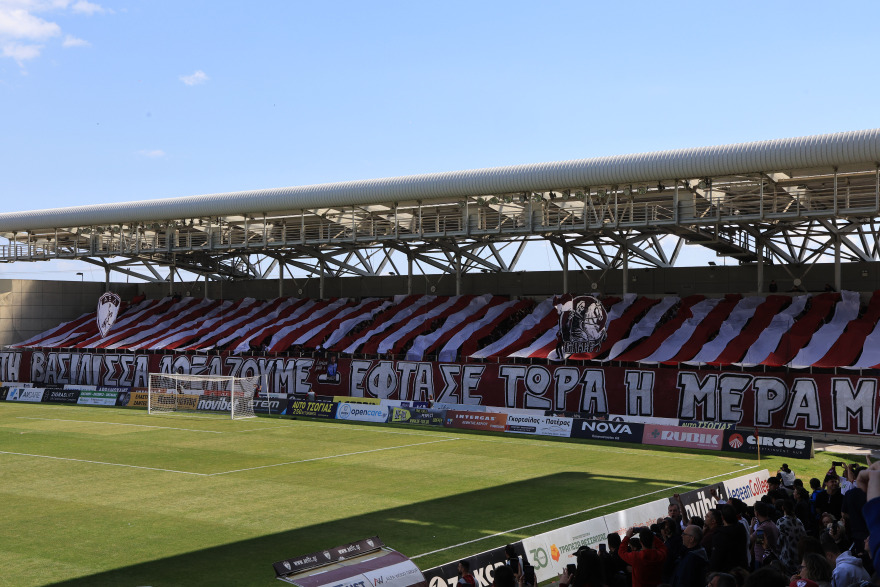 «Κάηκε» η Λάρισα - Με άλογο και πούλμαν στον αγωνιστικό χώρο η φιέστα ανόδου της ΑΕΛ - Βίντεο, φωτογραφίες 