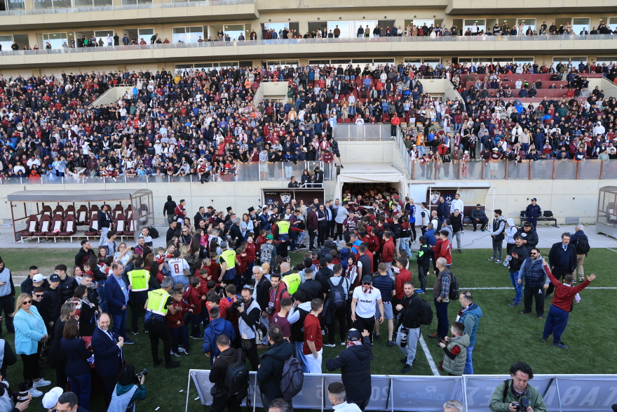 «Κάηκε» η Λάρισα - Με άλογο και πούλμαν στον αγωνιστικό χώρο η φιέστα ανόδου της ΑΕΛ - Βίντεο, φωτογραφίες 