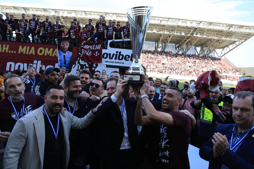 «Κάηκε» η Λάρισα - Με άλογο και πούλμαν στον αγωνιστικό χώρο η φιέστα ανόδου της ΑΕΛ - Βίντεο, φωτογραφίες 