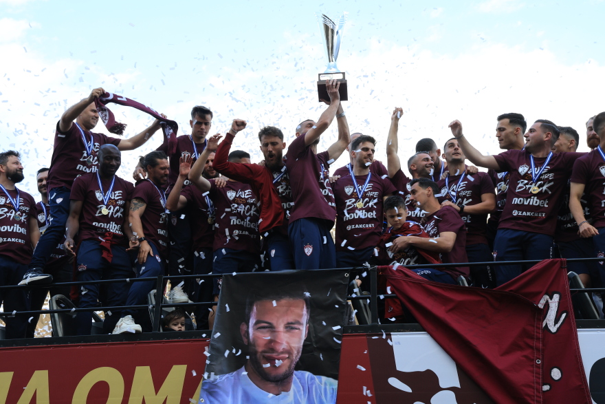 «Κάηκε» η Λάρισα - Με άλογο και πούλμαν στον αγωνιστικό χώρο η φιέστα ανόδου της ΑΕΛ - Βίντεο, φωτογραφίες 