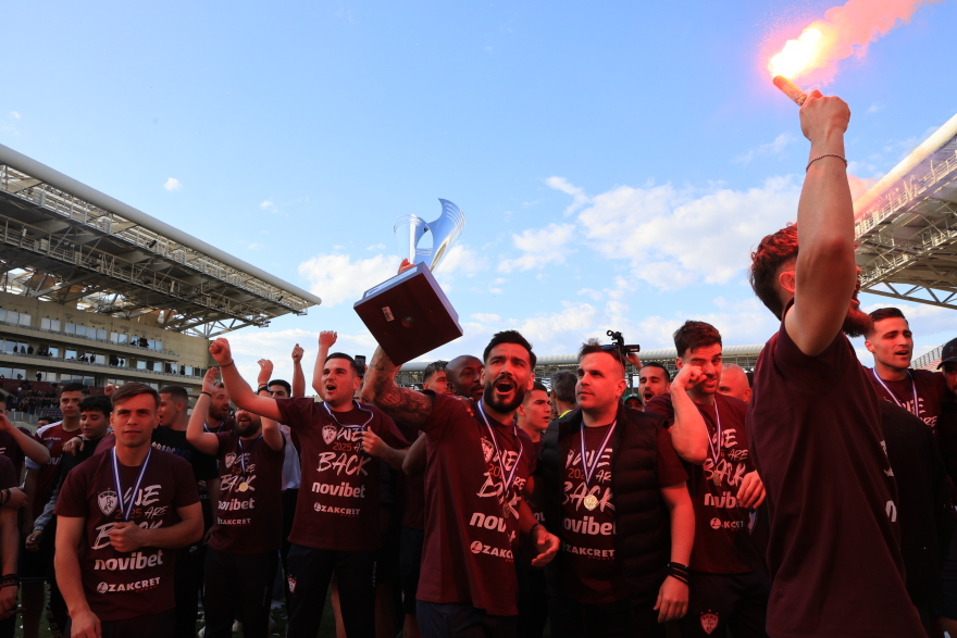 «Κάηκε» η Λάρισα - Με άλογο και πούλμαν στον αγωνιστικό χώρο η φιέστα ανόδου της ΑΕΛ - Βίντεο, φωτογραφίες 