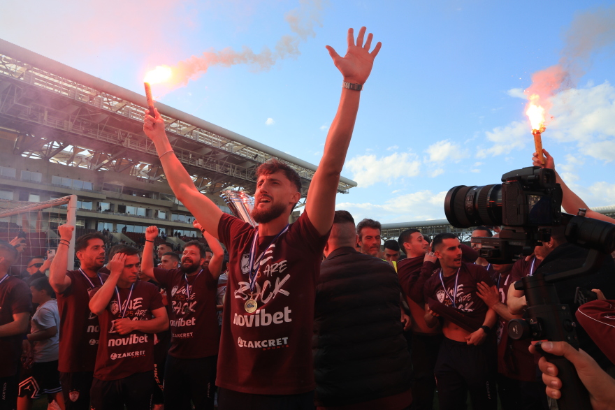 «Κάηκε» η Λάρισα - Με άλογο και πούλμαν στον αγωνιστικό χώρο η φιέστα ανόδου της ΑΕΛ - Βίντεο, φωτογραφίες 