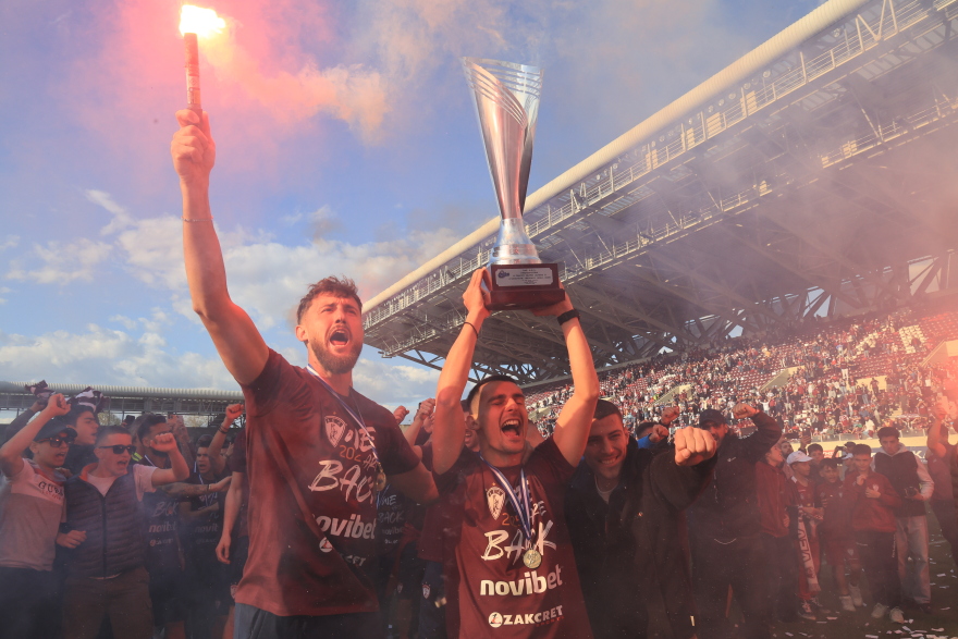 «Κάηκε» η Λάρισα - Με άλογο και πούλμαν στον αγωνιστικό χώρο η φιέστα ανόδου της ΑΕΛ - Βίντεο, φωτογραφίες 